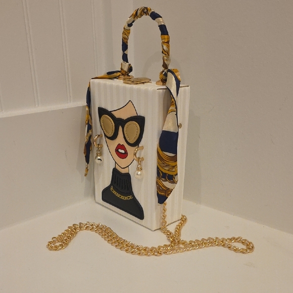 Chic White and Gold Handbag with Fashion Illustration - Picture 2 of 6